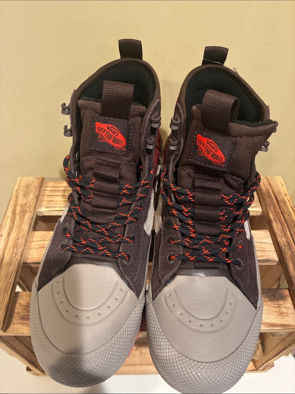Vans SK8-Hi Gore Tex MTE-3 "Bitter Chocolate Brown/Red" Size 6. New with Tags.